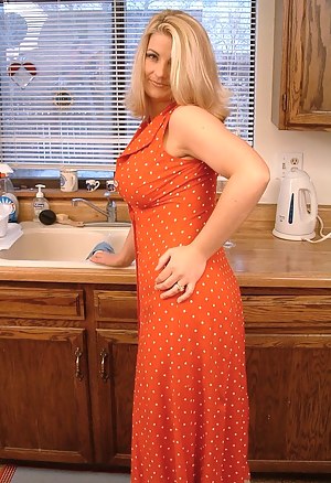 MILF Housewife Porn Pictures